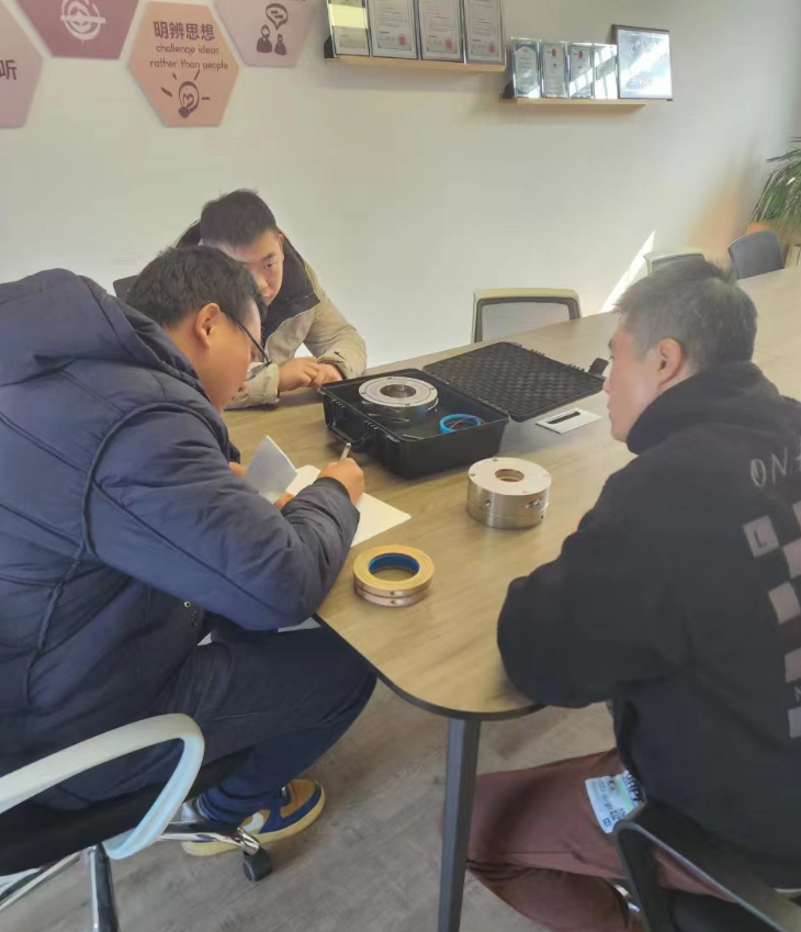 混合機客戶邀約上門，對旋轉(zhuǎn)軸封進行技術(shù)交流