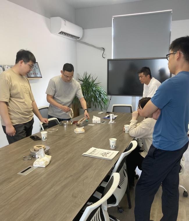 青島客戶考察江蘇博立飛旋轉軸封，致力于開發(fā)更先進的···